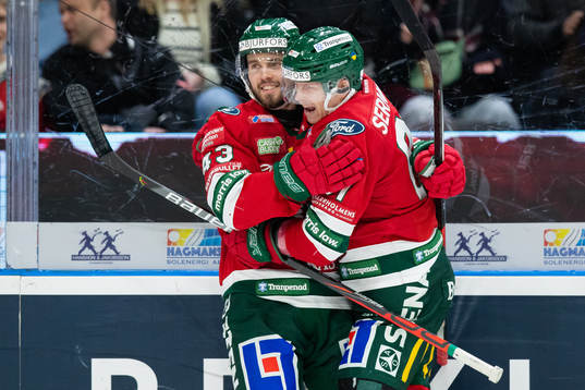 Frölundas Michael Spacek jublar ihop med Ryan Lasch