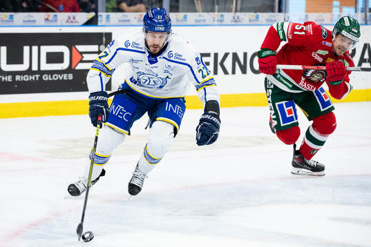 Leksands Mikael Ruohomaa före Frölundas Mats Rosseli Olsen