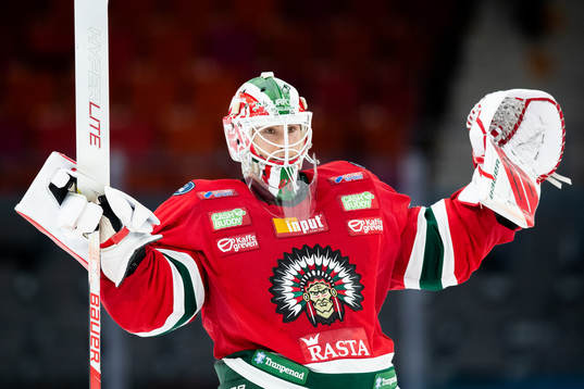 Frölundas målvakt Matthew Tomkins jublar
