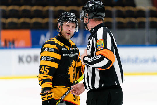 Skellefteås Oscar Möller pratar med domare Mikael Nord