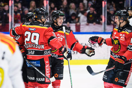 Luleås Jack Connolly jublar med lagkamrater