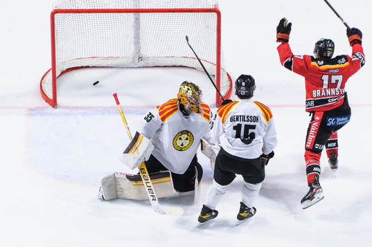 Luleås Isac Brännström jublar och Brynäs målvakt Veini