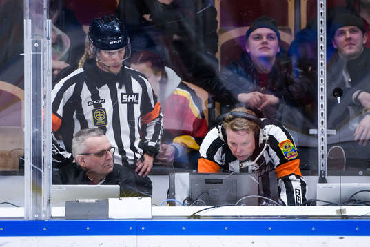 Domare Andreas Harnebring och Pehr Claesson granskar ett