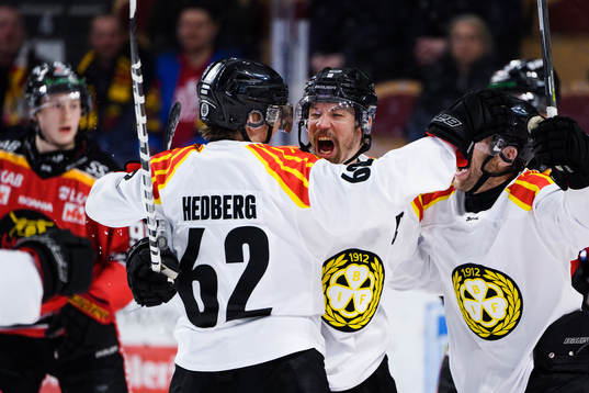 Brynäs Tom Hedberg och Anton Rödin jublar