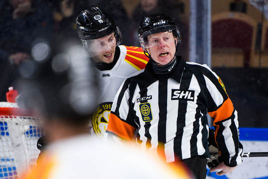 Brynäs Nick Olesen och domare Pehr Claesson
