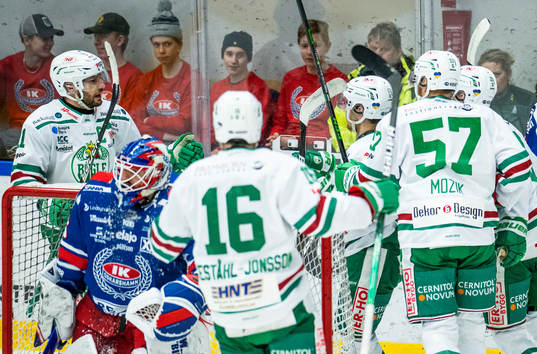 Rögles Philip Granath jublar med lagkamrater