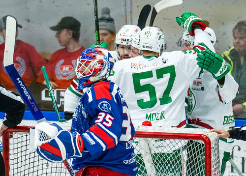 Rögles Philip Granath jublar med lagkamrater