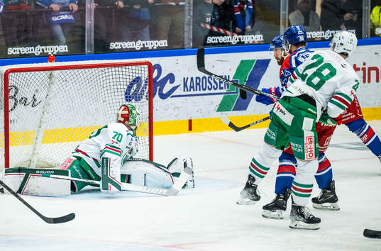 Oskarshamns Hynek Zohorna gör 1-0 bakom Rögles målvakt