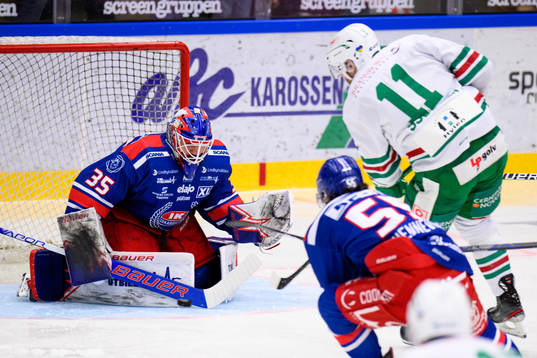 Oskarshamns målvakt Joe Cannata mot Rögles Mattias