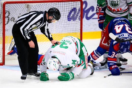 Rögles Adam Edström har ont