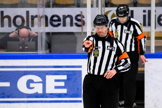 Domare Domare Johan Magnusson godkänner Rögles 3-3-mål