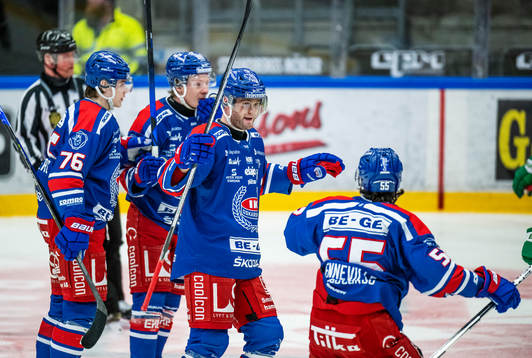 Oskarshamns Kim Rosdahl jublar med lagkamrater