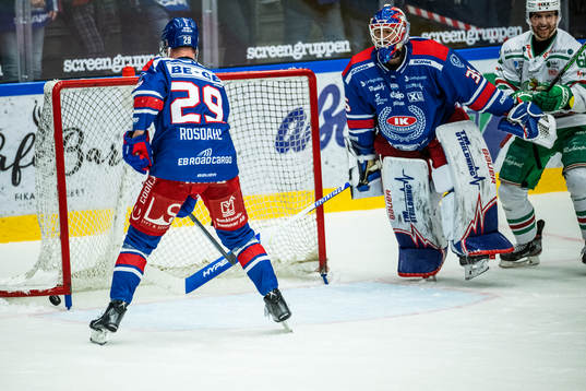 Oskarshamns Kim Rosdahl och målvakt Joe Cannata deppar