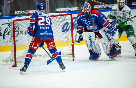 Oskarshamns Kim Rosdahl och målvakt Joe Cannata deppar