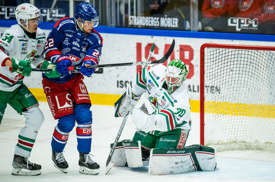 Rögles William Wallinder och målvakt Calle Clang samt