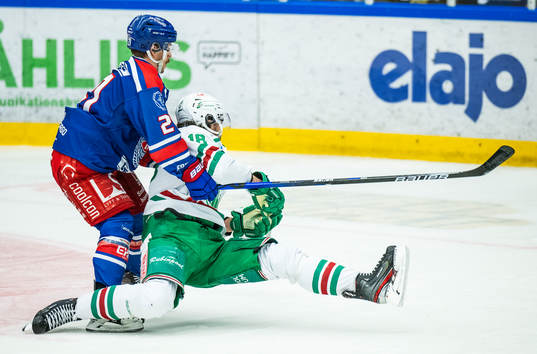 Oskarshamns Brian Cooper orsakar en straff när han drar