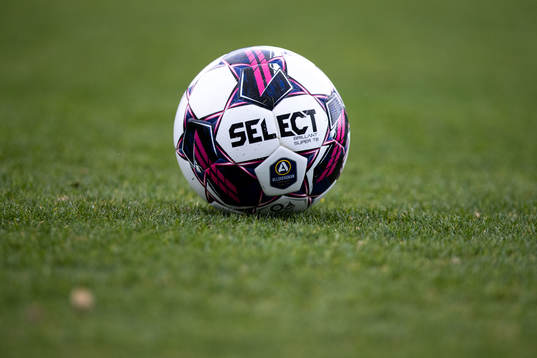 En fotboll med texten Select och Allsvenskans logotyp