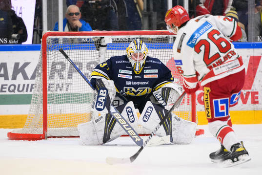 s målvakt Jonas Gunnarsson och Modos Emil Wahlberg