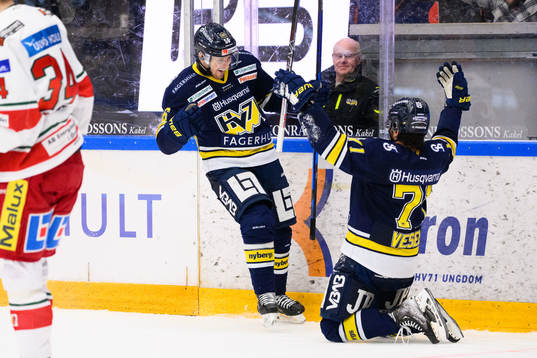 s Fredrik Forsberg jublar med Tyler Vesel