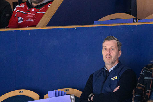 s sportchef Johan Hult på läktaren