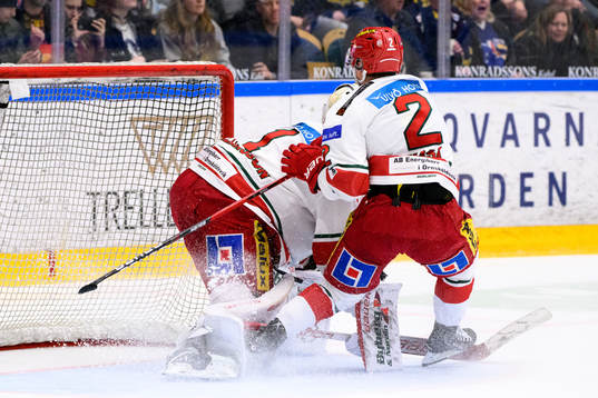 Modos målvakt Tex Williamsson blir påkörd av Filip Hasa