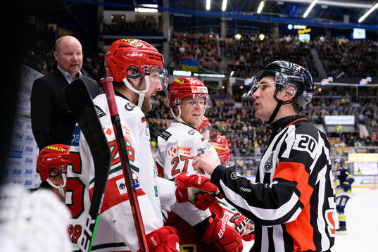 Modos Emil Wahlberg pratar med domare Jimmy Dahmén