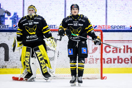 Västerås målvakt Linus Ryttar och William Wikman  deppar