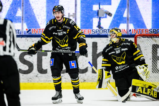 Västerås Jesper Johansson och målvakt Linus Ryttar deppar