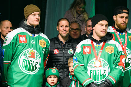 Rögles Anton Bengtsson och tränare Cam Abbott och Leon