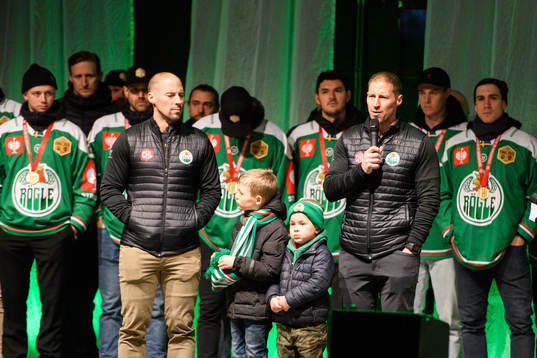 Rögles spelare, sportchef Chris Abbott och tränare Cam