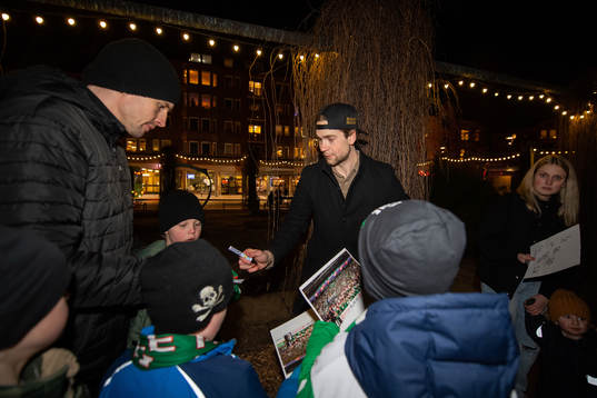 Rögles Lucas Ekeståhl-Jonsson skriver autografer
