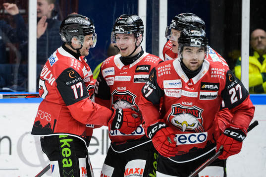 Malmö Redhawks Anton Olsson jublar med lagkamrater