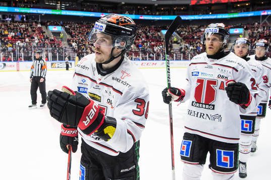 Örebros Emil Larsson jublar