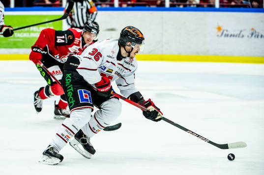 Örebros Emil Larsson mot Malmö Redhawks Carl-Johan Lerby