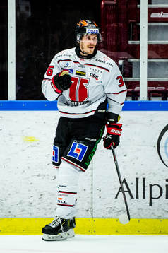 Örebros Emil Larsson jublar