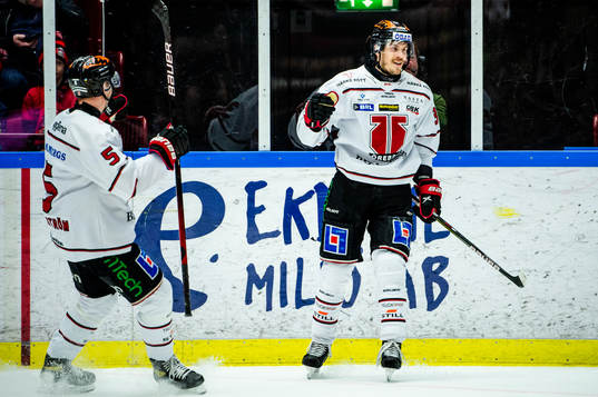 Örebros Emil Larsson jublar