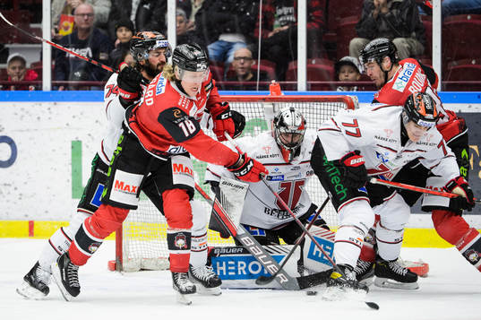 Malmö Redhawks Marcus Sylvegård och Örebros målvakt