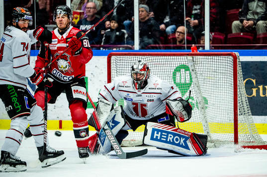 Malmö Redhawks Lance Bouma mot Örebros Nick Ebert och