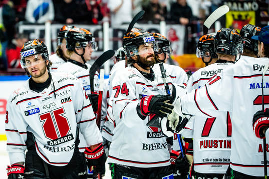 Örebros Nick Ebert jublar med lagkamraterna