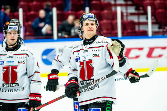 Örebros Oliver Eklind jublar med lagkamraterna
