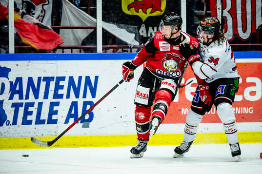 Malmö Redhawks Carl Söderberg mot Örebros Libor Sulak