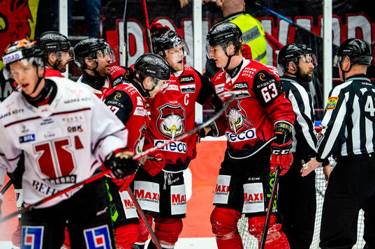 Malmö Redhawks Carl Söderberg jublar med lagkamraterna