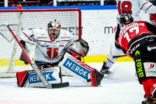 Malmö Redhawks Pathrik Westerholm mot Örebros målvakt