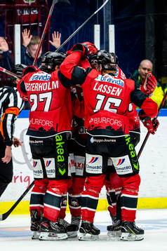 Malmö Redhawks Anton Olsson jublar med lagkamraterna