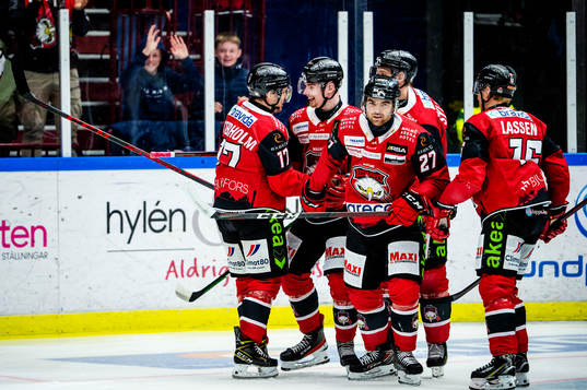 Malmö Redhawks Anton Olsson jublar med lagkamraterna