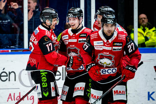 Malmö Redhawks Anton Olsson jublar med lagkamraterna