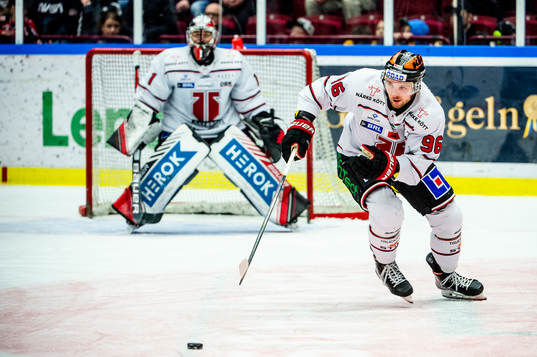 Örebros Robin Kovacs och målvakt Jhonas Enroth
