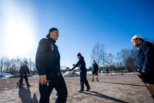 Linköpings Craig Shira värmer upp