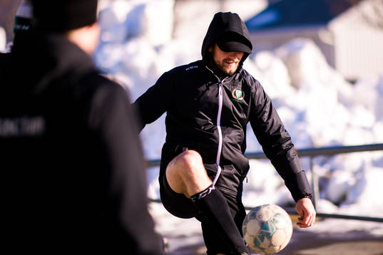 Färjestads Linus Johansson värmer upp