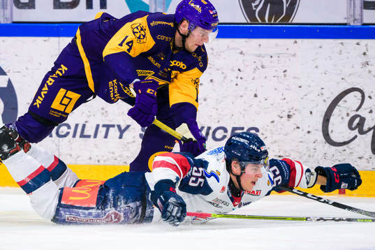 Färjestads Victor Ejdsell och Linköpings Max Lindroth